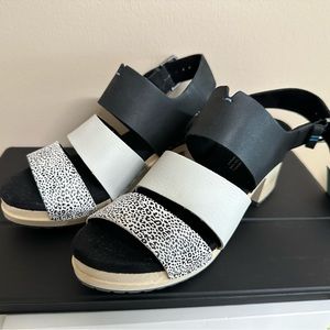 TOMS 6.5 phoebe clog